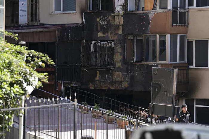 1712404736084.jpg Beşiktaş'taki yangında ihmaller zinciri! Tadilatı hızlandırmak için skandal ihmal: Bayrama kadar açmazsak zarar ederiz - 5