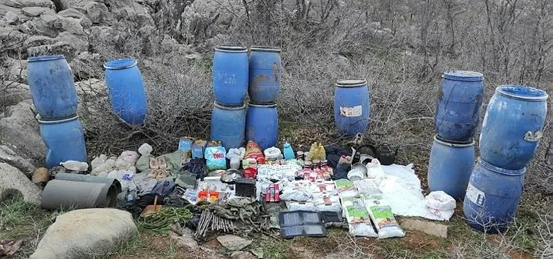 Hakkari'de mağarada PKK'nın giyim ve yaşam malzemesi ele geçirildi