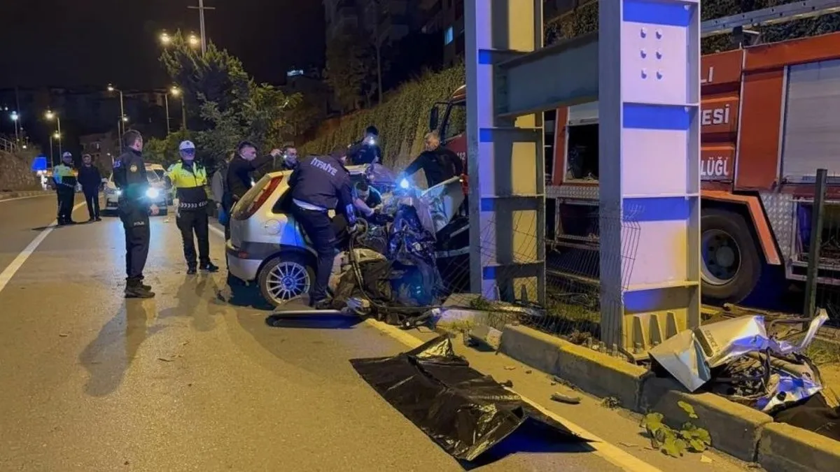 Zonguldak'ta feci kaza! Üst geçide çarpan otomobil ikiye katlandı: 2 kişi hayatını kaybetti