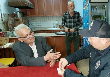 Hırsızlar attı sandı içini açınca şok oldu! Hastane bahçesinde bulduğu parayı polise teslim etti