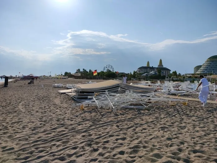 Antalya'da hortum sahili vurdu! Şezlonglar savruldu - 2