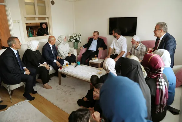 1659202962456.jpg Başkan Erdoğan çay teklifini kıramadı! Ordu'da Yeşilyurt ailesinin evine ziyaret - 1