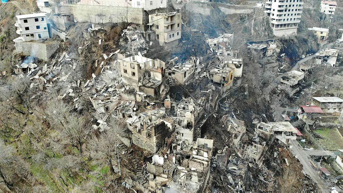 Artvin'de köy yangını! Bakan Kurum: 6 ay içerisinde yaraları saracağız