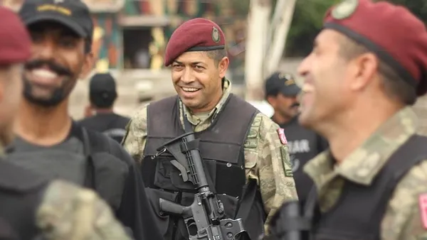 sehit-omer-halisdemir-tarafindan-vurulan-fetocu-semih-terzinin-aranan-esi-yakalanarak-cezaevine-goturuldu-1640615841003.jpg Şehit Ömer Halisdemir tarafından vurulan FETÖ'cü Semih Terzi'nin aranan eşi yakalanarak cezaevine götürüldü - 5