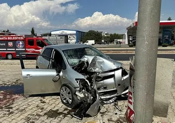 Kontrolden çıkan araç beton direğine çarptı! Sürücüye mezar oldu