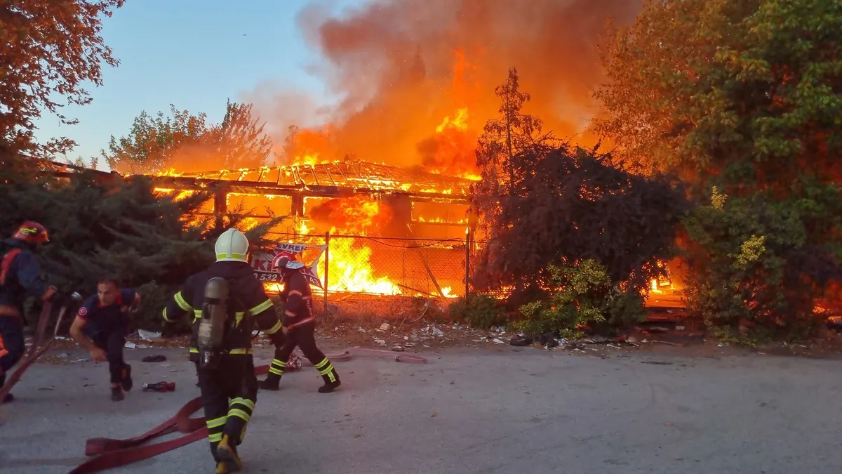 Sakarya’da kafede korkutan yangın!