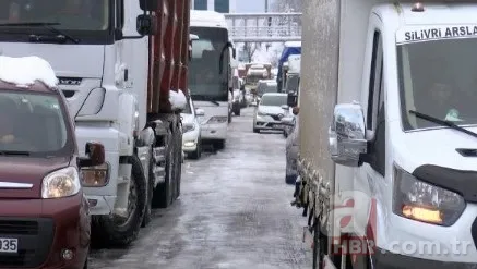 İstanbullunun kabus gecesi! 15 saattir yolda kalan vatandaş: Su ve bisküvi ile duruyorum 21