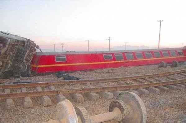İran'da yolcu treni raydan çıktı! Çok sayıda ölü var - 3
