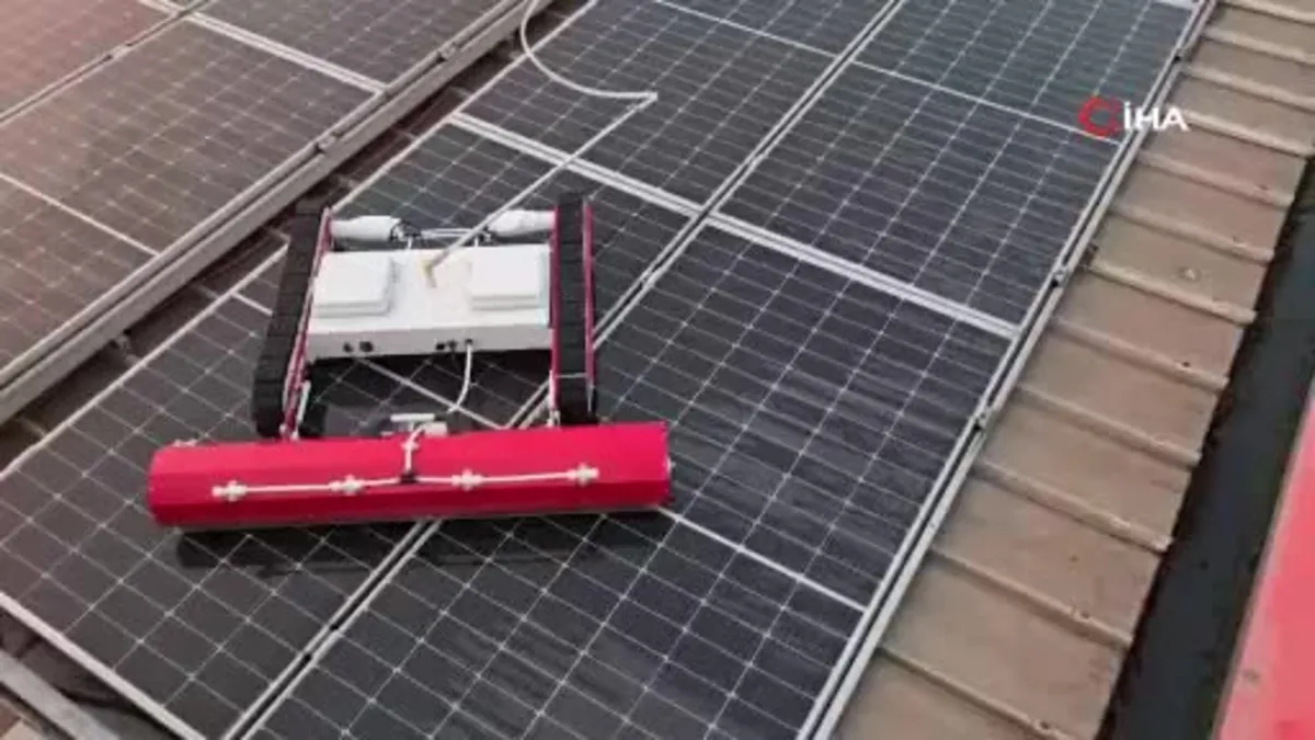 Güneş panellerini temizleme robotu