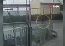 Başıboş köpeklerden kaçan küçük kıza otomobil çarptı