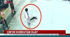 Çin’de küçük çocuk kanalizasyona düştü