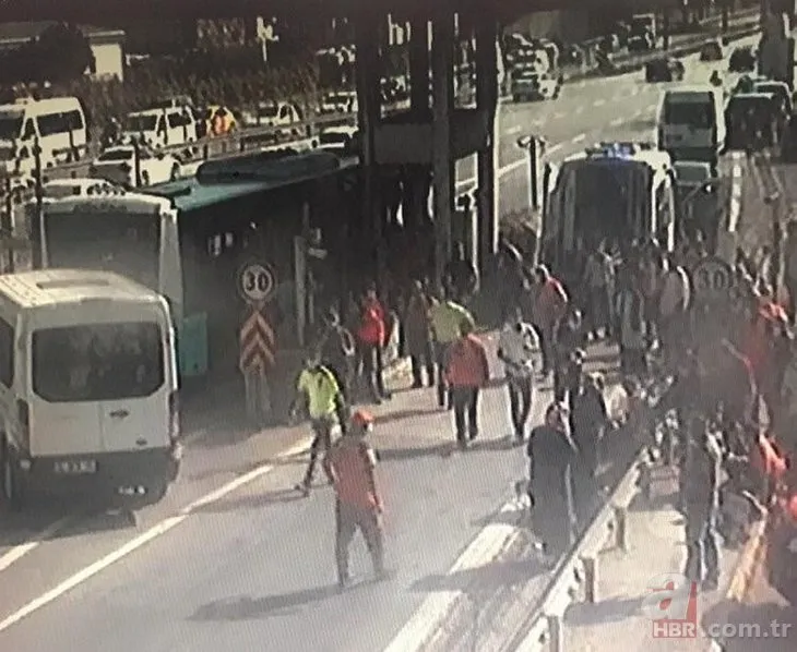 İstanbul’da faciadan dönüldü! Halk otobüsü gişelere çarptı!