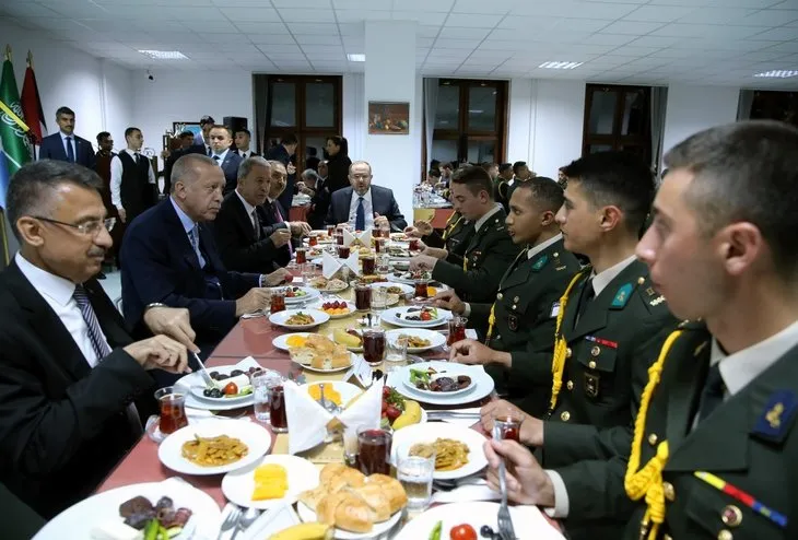 Başkan Erdoğan, Milli Savunma Üniversitesi öğrencileriyle iftarda yaptı
