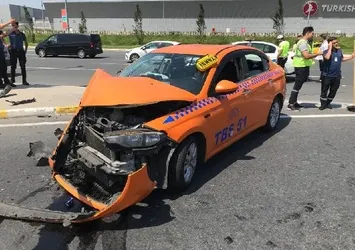 İstanbul Havalimanı'nda kaza! Taksi ile cip çarpıştı: 3 yaralı
