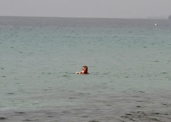 deniz-suyu-sicakligi-19-derece-olculdu-kisitlamadan-muaf-turistler-plajlari-doldurdu-1610289090780.jpg Deniz suyu sıcaklığı 19 derece ölçüldü! Kısıtlamadan muaf turistler plajları doldurdu - 3
