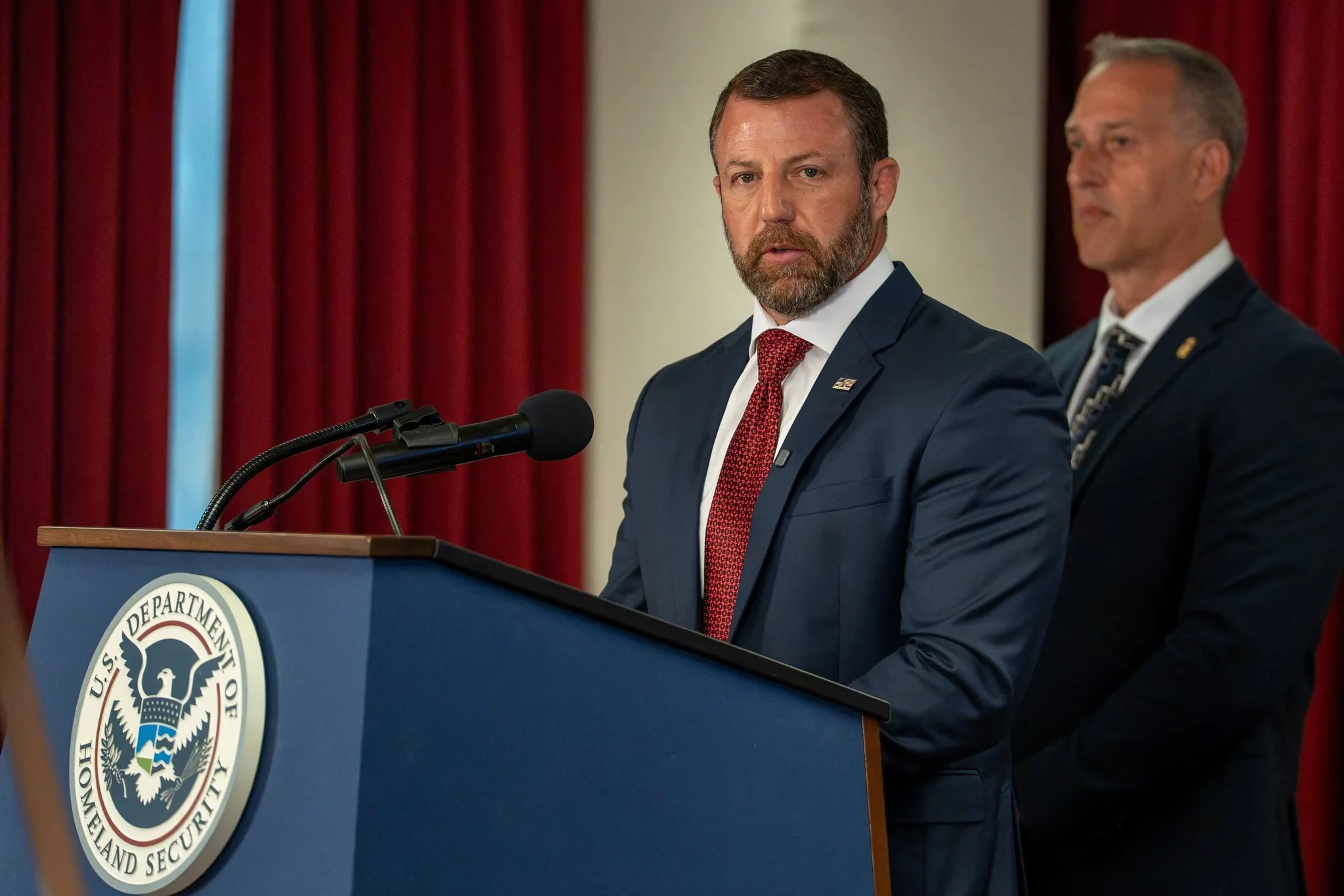 ABD İç Güvenlik Bakanı Markwayne Mullin'i taşıyan uçak motor arızası nedeniyle Washington yakınlarında acil iniş yaptı