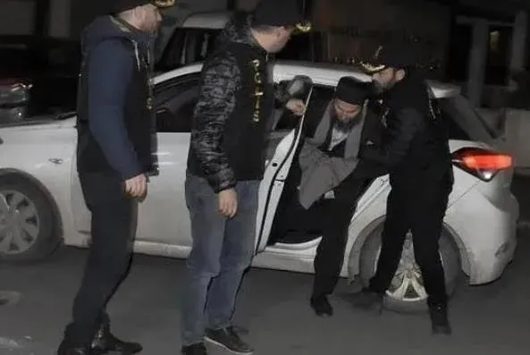 6-yasindaki-kiz-cocugunun-evlendirilmesi-davasinda-flas-gelisme-istinaf-mahkemesi-cezayi-az-buldu-karar-bozuld-1708709287614.jpeg Türkiye'nin gündemine oturmuştu! 6 yaşındaki kız çocuğunun evlendirilmesi davasında flaş gelişme | Mahkeme cezayı az bulunca karar... - 4