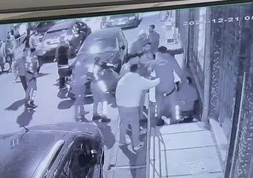 Esenler'de polise 10 kişilik grup saldırdı!