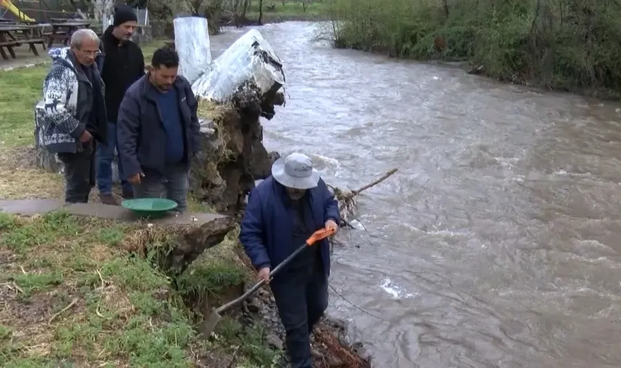 izmirde-derede-altin-aradilar-iste-sonuc-beklediklerine-degdi-1774784811877.jpeg Fotoğraf: DHA