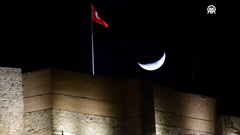 Hilal ve yıldız buluşması Van semalarında görüntülendi