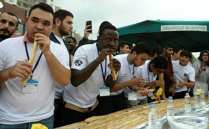 8 dakikada 10 metre börek yiyerek rekor kırdı! - 3