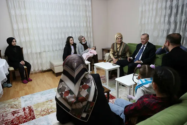 halkin-adami-halkin-sofrasinda-baskan-erdogan-ve-esi-iftar-icin-istanbulda-bir-ailenin-evine-konuk-oldu-1649104442239.jpg Halkın adamı halkın sofrasında: Başkan Erdoğan ve eşi iftar için İstanbul'da bir ailenin evine konuk oldu - 5
