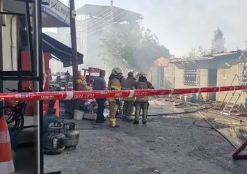 İzmir’de market deposu yandı! Facianın eşiğinden dönüldü