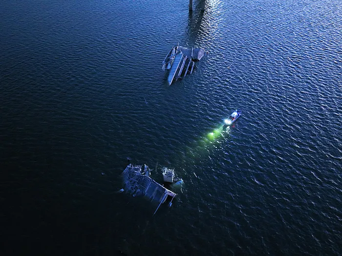 ABD’de gemi üzerinde trafik olan köprüye çarpıp yıktı! İşte Francis Scott Key Köprüsü’nün yıkılma anı...