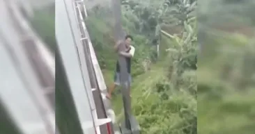 Aksiyon filmlerini aratmayan akılalmaz olay! Trende yolculuk yapanlar görünce şaşkına döndü