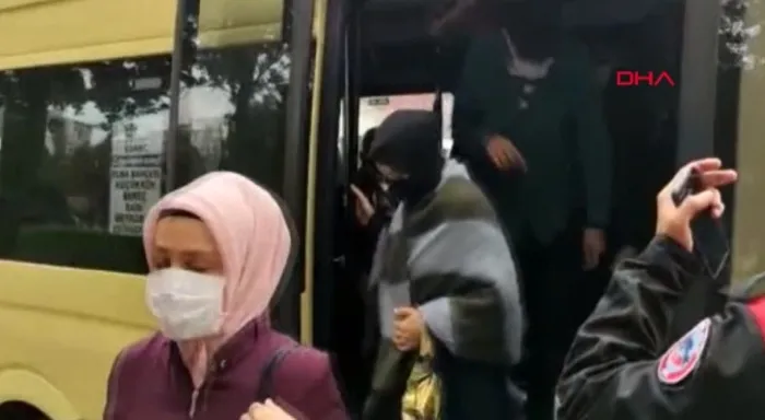 Sultangazi'de minibüs denetimi yapan polis şaştı kaldı: 16 fazla yolcu çıktı - 3
