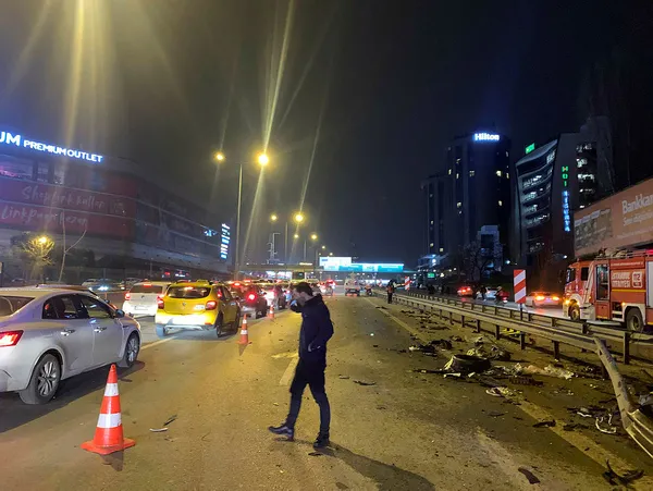 1647468644457.jpg Önce bariyerlere girdi sonra camdan fırlayarak taklalar attı! İstanbul'da gece yarısı feci kaza - 4