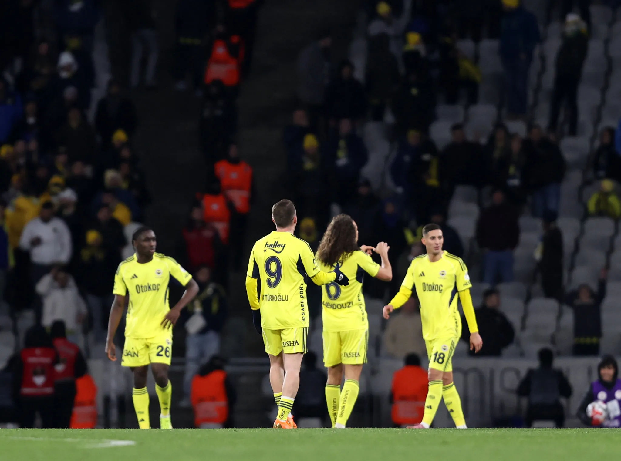 Lig sonuncusu Karagümrük Fenerbahçe’yi devirdi! Guendouzi isyan etti: “Bebek gibi oynadık"