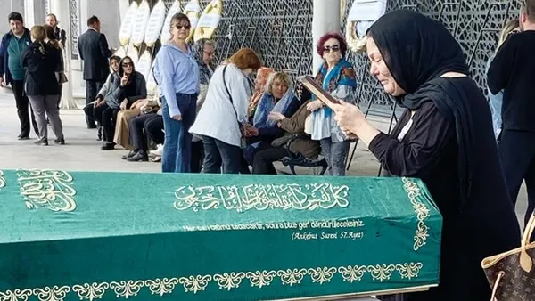 Şarkıcı İzel’in acı günü! Annesini gözyaşları içinde uğurladı