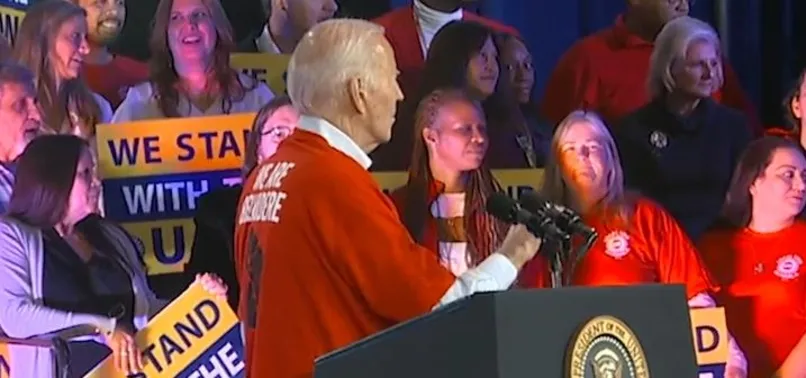 İkiyüzlü Biden neye uğradığını şaşırdı! "Gazze'de ateşkes" protestosuna cevap veremedi