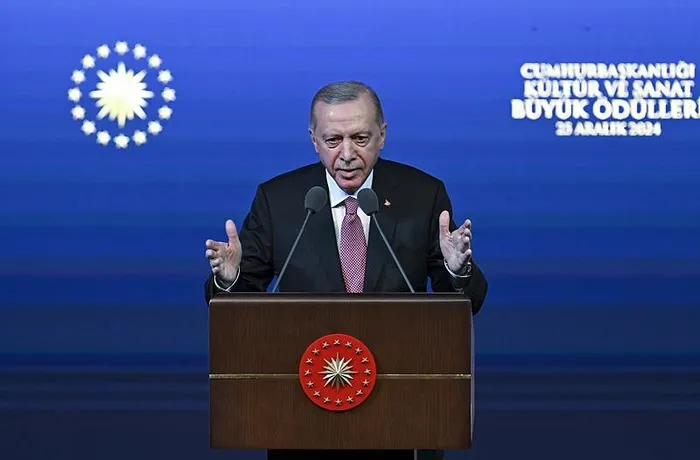 kultur-sanat-buyuk-odulleri-sahiplerini-buldu-baskan-erdogandan-net-mesaj-ayrim-yapmaksizin-her-sanatci-basimi-1735144376656.jpeg Başkan Erdoğan, 'Kültür ve Sanat Büyük Ödülleri' töreninde konuştu (Foto: AA)