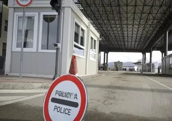 Kosova yol kapatma eylemleri nedeniyle Sırbistan’a açılan 2 sınır kapısını kapattı