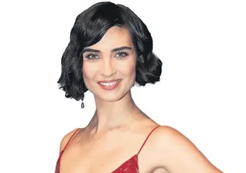 Tuba Büyüküstün'e ikiz kardeş geldi!