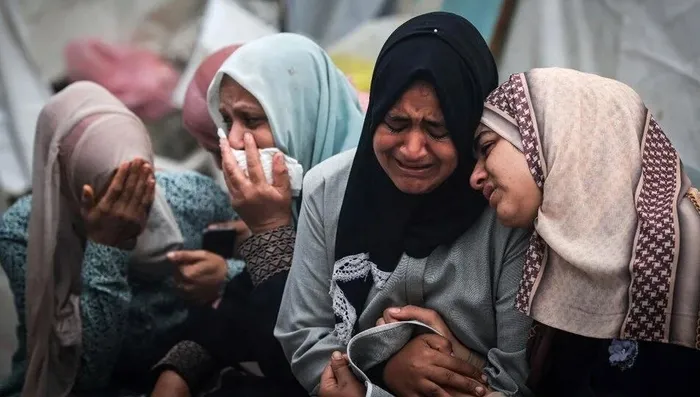 katil-israil-kana-doymuyor-gazzede-bir-eve-hava-saldirisi-cok-sayida-olu-ve-yaralilar-var-1714923333711.jpeg Katil İsrail kana doymuyor! Gazze'de bir eve hava saldırısı: Çok sayıda ölü ve yaralılar var - 1
