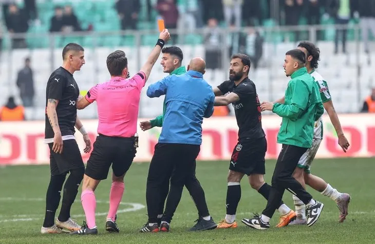Bursaspor-Diyarbekirspor maçında büyük kriz! 6 kırmızı kart! Seyirciler çıldırdı