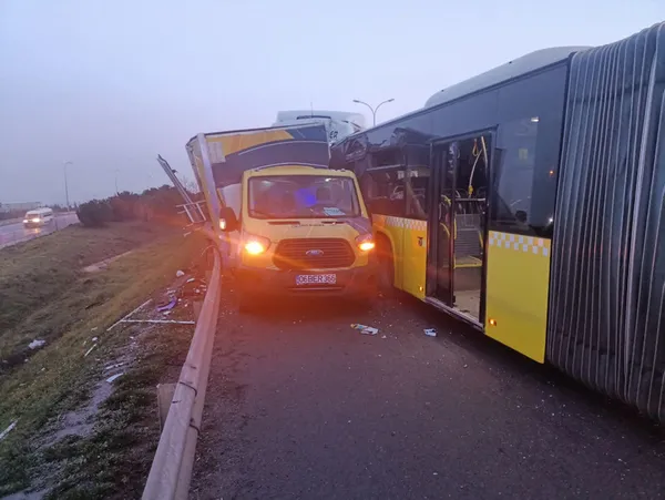 1679291817610.jpg Son dakika: İstanbul'da feci kaza! TIR yol bakım aracı ve İETT otobüsüne çarptı - 2