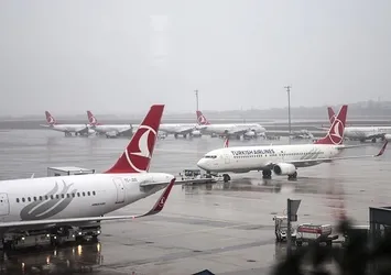Atatürk Havalimanı'nda uçağa otobüs çarptı