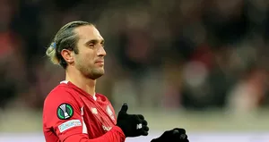 Milli futbolcuya büyük şok! Maça çıktığı sırada...