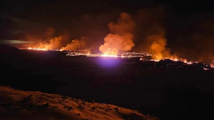 İzlanda'da yanardağ faciası! Lavlar yerleşim yerine ulaştı! Ülkede kırmızı alarm