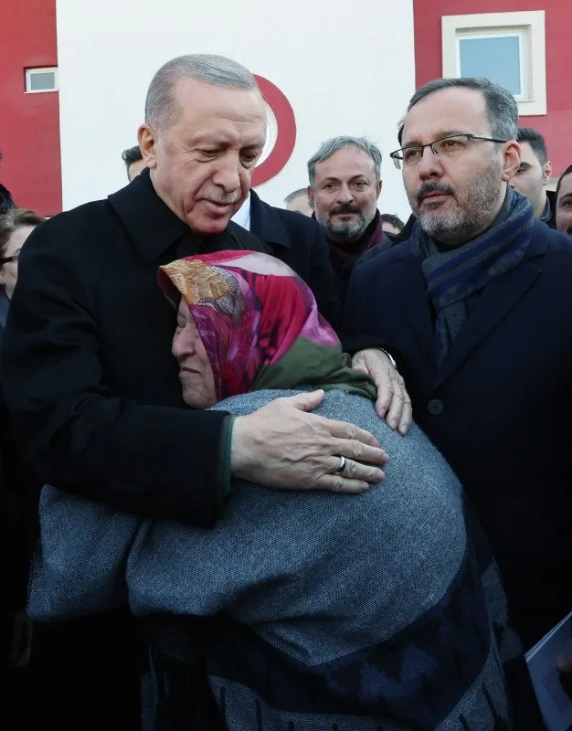 Başkan Recep Tayyip Erdoğan Gaziantep’te depremzedeleri ziyaret etti! Yanına gelen kadın sarılıp ağladı