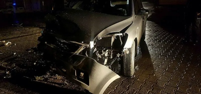 Son dakika: Mülteci taşıyan araç polis ekibine çarptı
