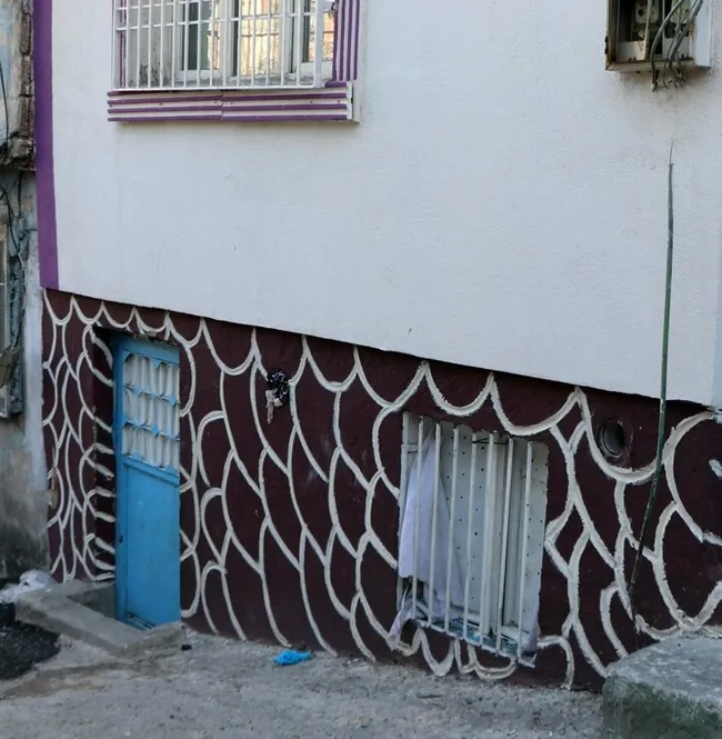 Gaziantep'te cani koca eşini beş çocuğunun gözü önünde bıçaklayıp elleriyle boğarak öldürdü