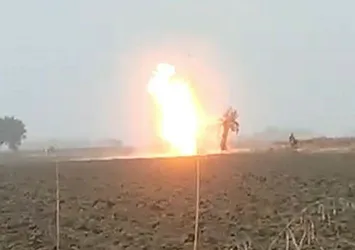 Manisa'da doğal gaz boru hattına yıldırım düştü! Yangın çıktı...