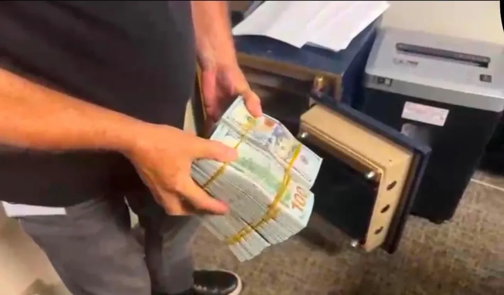 alihan-kuris-suc-orgutune-ikinci-dalga-operasyon-12-supheli-yakalandi-20-adreste-binlerce-dolar-ve-sayisiz-alt-1787411747580.jpeg Alihan Kuriş suç örgütüne ikinci dalga operasyon: 12 şüpheli yakalandı! 20 adreste binlerce dolar ve sayısız altın - 4