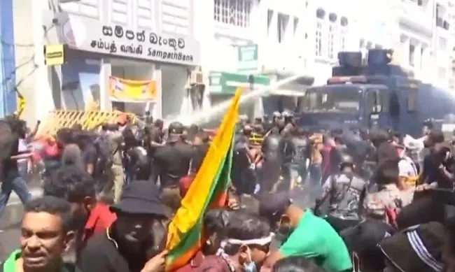 sri-lankada-protestocular-devlet-baskanligi-konutuna-girdi-1657361321717.jpg