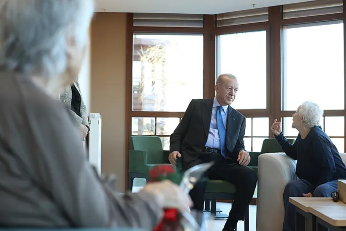 Başkan Erdoğan’dan bakımevindeki yaşlılara ziyaret